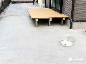 掃き出し窓からそのまま外へ出られるウッドデッキ[施工後]