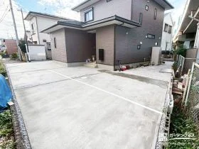 庭まで一体化した土間コンクリート舗装が広がる新築外構