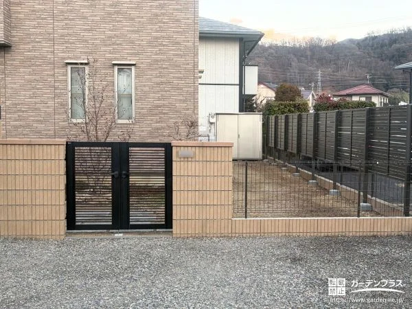 落ち着いた印象の造作門柱とフェンスで整える敷地境界工事