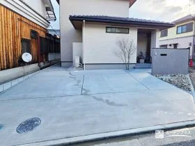 ゆとりを確保したシンプルな駐車スペース[施工後]