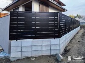 ブラックで統一した目隠しフェンス[施工後]