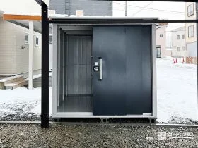 駐車スペース横に配置した物置[施工後]