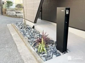 門柱とロックガーデンで魅せるファサード[施工後]