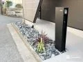 門柱とロックガーデンで魅せるファサード