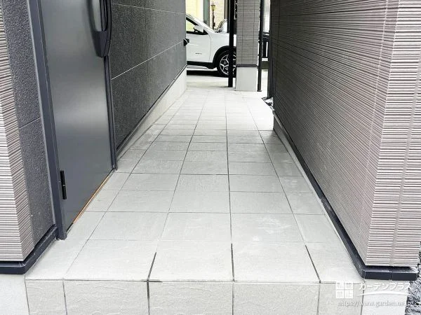 タイルスロープがつなぐ美しいアプローチ