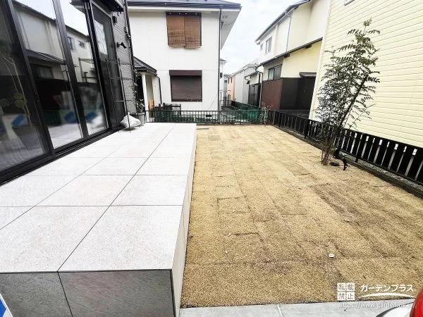 天然芝とタイルデッキのくつろぎ空間