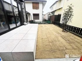 天然芝とタイルデッキのくつろぎ空間[施工後]