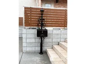 外観を引き締める、ブラックの機能門柱[施工後]