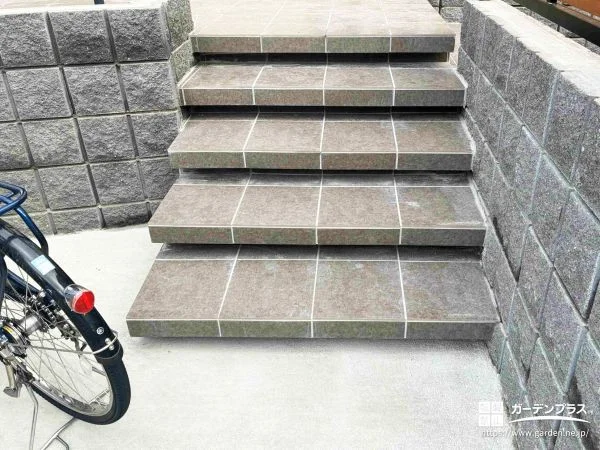 浮き階段と奥の駐輪スペース