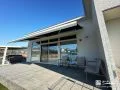 空とつながる、広々タイルデッキ