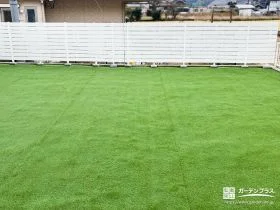 白が映える、芝庭を引き立てる目隠しフェンス