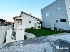 曲線アプローチが迎える、やわらかな洋風の新築外構