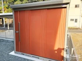 外観のアクセントにもなるオレンジの物置[施工後]