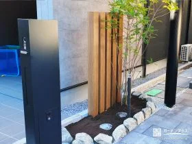 木目のアクセントでやわらかさをプラスする門周り[施工後]