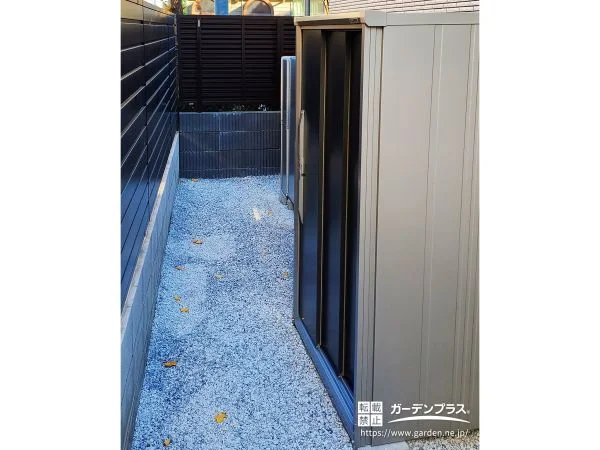 動線上に収めたコンパクトな物置