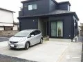 ブラックの外観に映える、シンプルローメンテナンスの新築外構