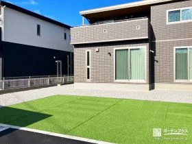 人工芝でくつろぐ主庭[施工後]