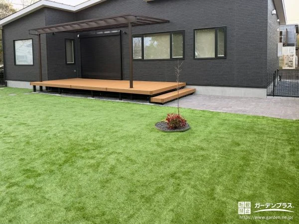 広々として人工芝の地面と屋根付きデッキ空間が便利なお庭工事