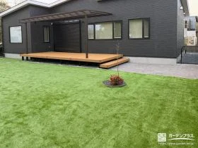 広々として人工芝の地面と屋根付きデッキ空間が便利なお庭工事