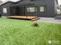 広々として人工芝の地面と屋根付きデッキ空間が便利なお庭工事