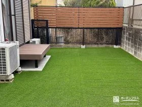 ナチュラルな横板フェンスとデッキつきの人工芝敷きのお庭工事