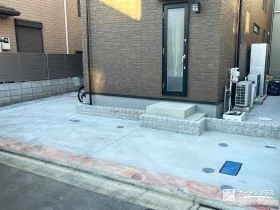 道路境界にあしらった乱形石がアクセントの駐車スペース工事