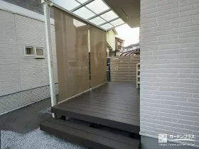 シェードを取り付けさりげなく視線をカットするデッキ工事