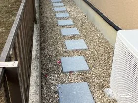 コンクリート平板で歩きやすく整えた犬走り工事[施工後]