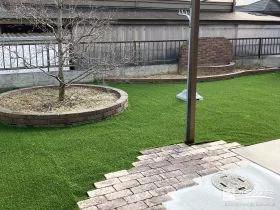 お庭に防草シートと柔らかな緑が広がる人工芝を敷設した工事