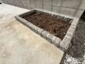 ピンコロ石で可愛らしく仕上げた花壇