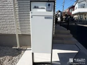 ホワイトカラーのが爽やかな機能門柱が映える新築外構工事