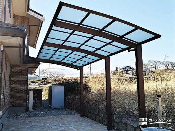 奥行延長タイプのカーポートと境界フェンスで整えた外構工事