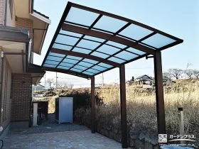 奥行延長タイプのカーポートと境界フェンスで整えた外構工事