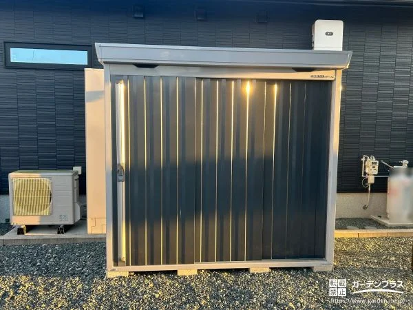 シンプルでお庭に馴染むデザインの物置で収納空間を設けた工事