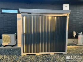 シンプルでお庭に馴染むデザインの物置で収納空間を設けた工事