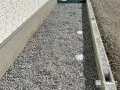 犬走りの雑草対策で建物まわりをすっきり