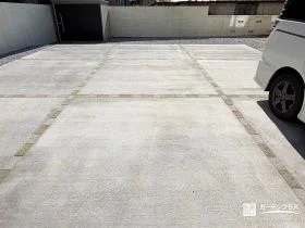 2色のベージュで表情をつけた駐車スペース[施工後]