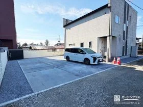 広々とした駐車スペースを中心に整えた新築オープン外構