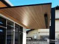 木目天井のテラス屋根がつくるくつろぎ空間