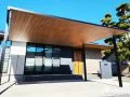 軒とリンクする木目天井のカーポート