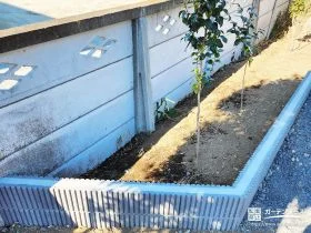 花壇が添える玄関まわりの彩り[施工後]
