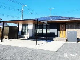 軒と木目をそろえた、統一感のある上質オープン新築外構