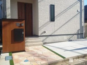 宅配ポスト付き門柱と乱形石アプローチで整えた玄関まわり工事