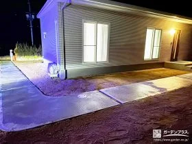 玄関へと繋がる動線にコンクリートを打ち歩きやすく整えた工事