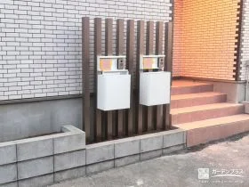 角柱を並べて作った門柱が映えるナチュラルな仕上がりの外構工事