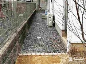 未舗装だった犬走りの雑草対策[施工後]