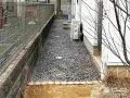 未舗装だった犬走りの雑草対策