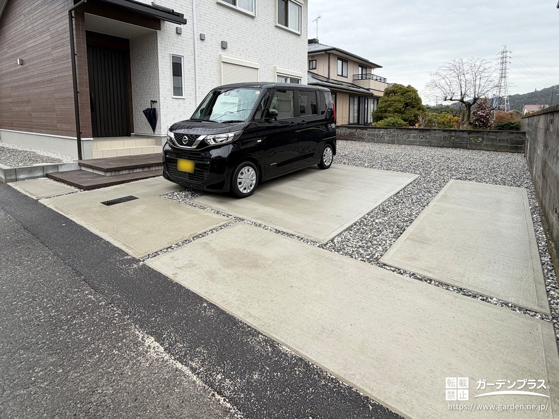勾配を整えた土間コンクリートの駐車スペース
