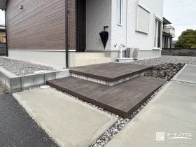 コンクリート平板が上品な浮き階段アプローチ[施工後]