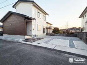 シンプル舗装と浮き階段が映える高低差を解消した新築外構